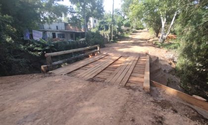 Famílias do Bairro Augusta ganham ponte sobre o Amorim