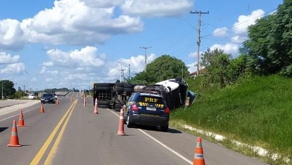 Caminhão carregado com tijolos tomba na BR-290