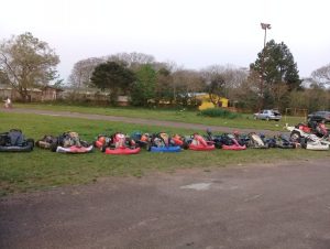 Kartistas se reúnem na pista do Alto do Amorim no domingo