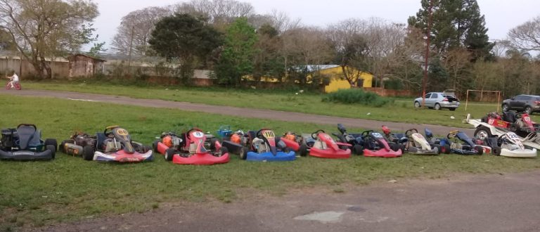 Kartistas se reúnem na pista do Alto do Amorim no domingo