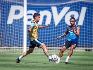 Plantel gremista realiza último treino antes da viagem para Erechim