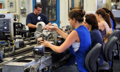 Lei estabelece igualdade salarial a homens e mulheres que exerçam mesma função