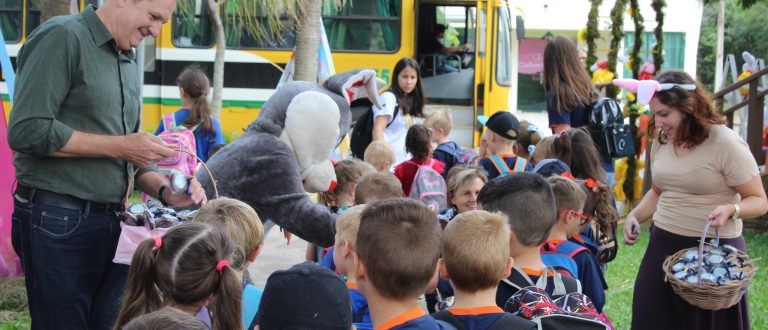 Cerro Branco: Páscoa na praça central encanta alunos