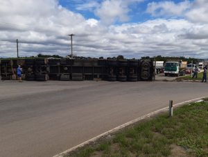 Tombamento de caminhão bloqueia em meia pista a BR-290