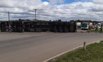 Tombamento de caminhão bloqueia em meia pista a BR-290