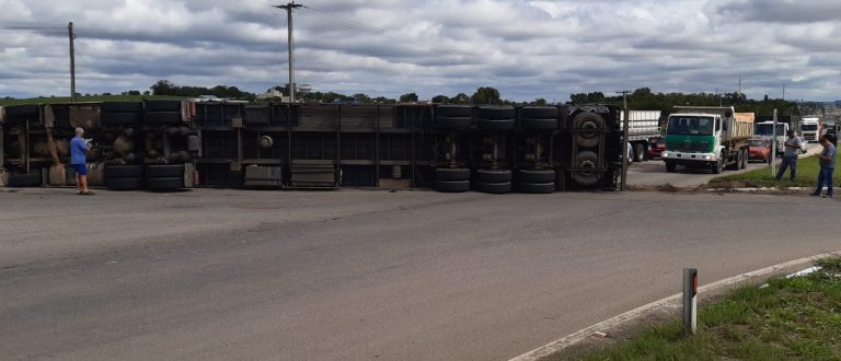 Tombamento de caminhão bloqueia em meia pista a BR-290