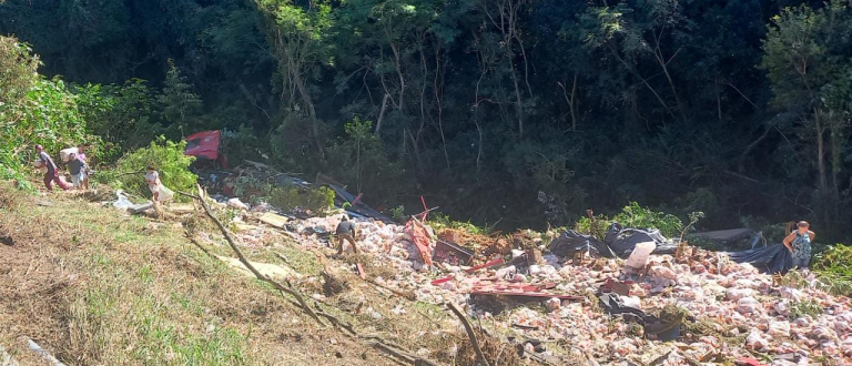 Carreta de Cachoeira do Sul tem carga de arroz saqueada após acidente