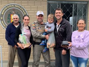 Família reencontra policial que auxiliou no salvamento de criança