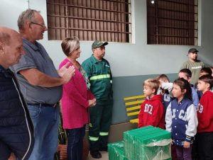 Educação e Celetro distribuem kits escolares em Cerro Branco