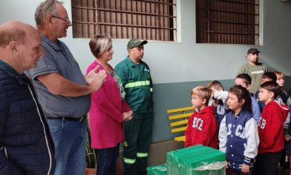 Educação e Celetro distribuem kits escolares em Cerro Branco