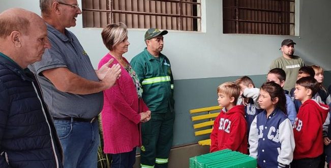 Educação e Celetro distribuem kits escolares em Cerro Branco