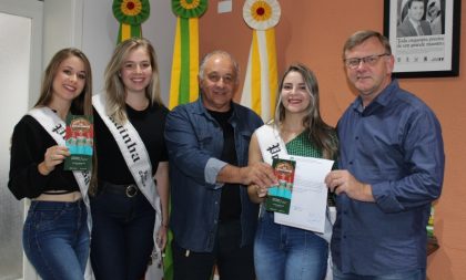 Comitiva da Expocabrais entrega convite na Prefeitura de Cachoeira do Sul