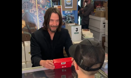 Keanu Reeves dubla personagem para pequeno fã