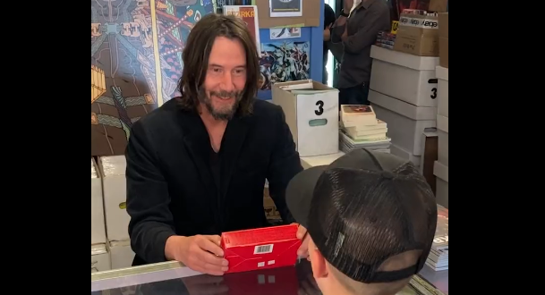 Keanu Reeves dubla personagem para pequeno fã