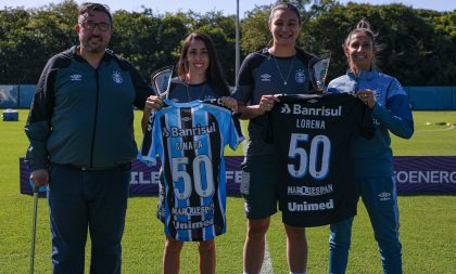 Goleira Lorena e lateral Sinara são homenageadas pelos 50 jogos com a camisa tricolor