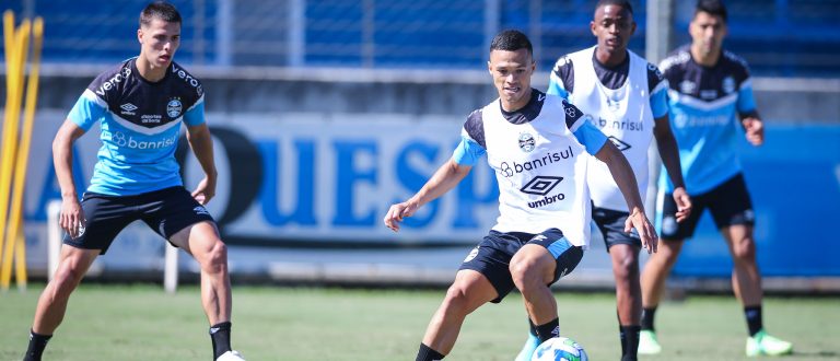 Grêmio treina e embarca para o Mato Grosso