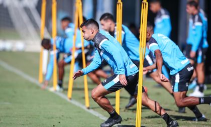 Grêmio treina antes do embarque para BH