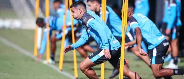 Grêmio treina antes do embarque para BH