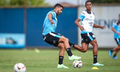 Treino tático com portões fechados começa a definir equipe para decisão de sábado