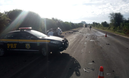 Colisão entre carro e ônibus causa morte e deixa feridos na BR-290