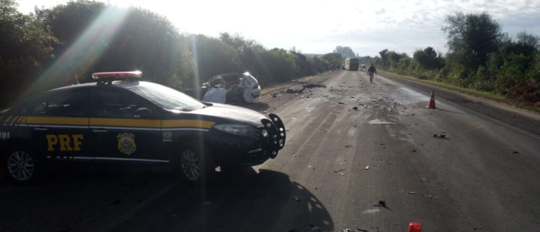 Colisão entre carro e ônibus causa morte e deixa feridos na BR-290