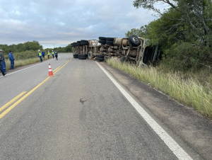 Cachoeirense morre em tombamento de caminhão carregado com toras