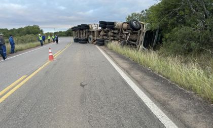 Cachoeirense morre em tombamento de caminhão carregado com toras