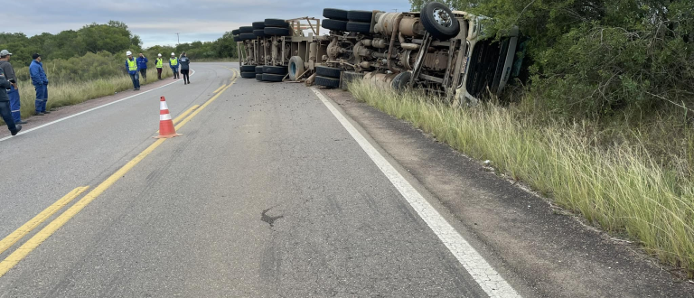 Cachoeirense morre em tombamento de caminhão carregado com toras