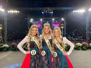 Camila Eduarda Schaefer é eleita Rainha da 38ª Oktoberfest