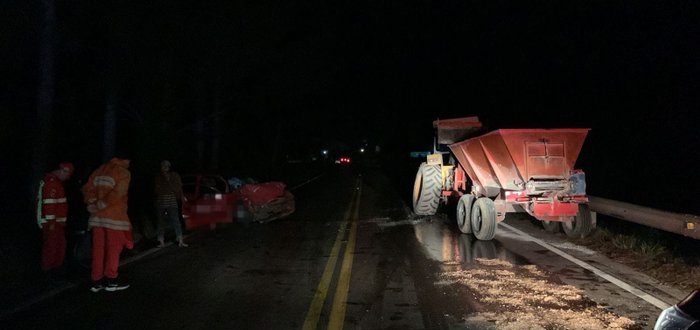 Homem morre em acidente entre carro e trator na ERS-400, em Passa Sete