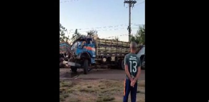 Colisão entre 3 caminhões deixa motorista ferido na Estrada da Ferreira