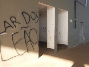 Vândalos não abandonam o Campo da Bica