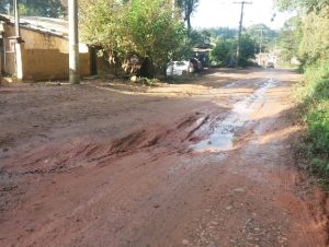 Ruas do Bairro Cristo Rei estão cheias de buracos e alagamentos