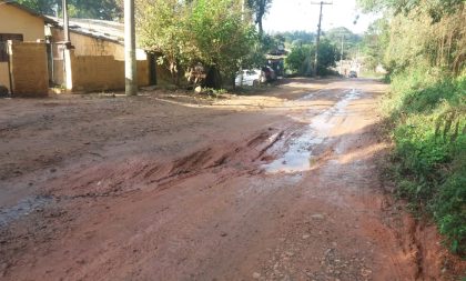 Ruas do Bairro Cristo Rei estão cheias de buracos e alagamentos