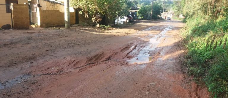 Ruas do Bairro Cristo Rei estão cheias de buracos e alagamentos