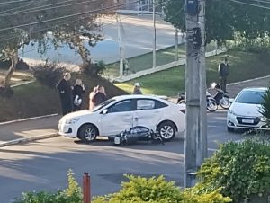 Motociclista fica ferido em acidente no centro