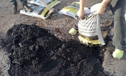 Operação tapa buraco em um dos acessos à Fenarroz