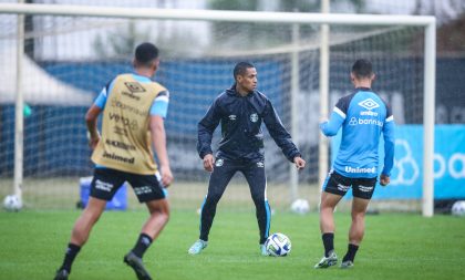 Manhã de treino tático com foco nas jogadas de bola parada