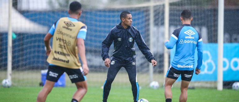 Manhã de treino tático com foco nas jogadas de bola parada