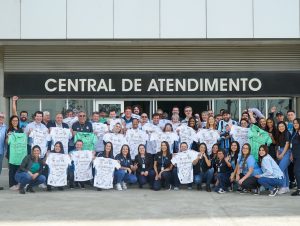 Grêmio celebra a meta dos 100 mil sócios com autógrafos em camisa de jogo