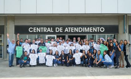 Grêmio celebra a meta dos 100 mil sócios com autógrafos em camisa de jogo