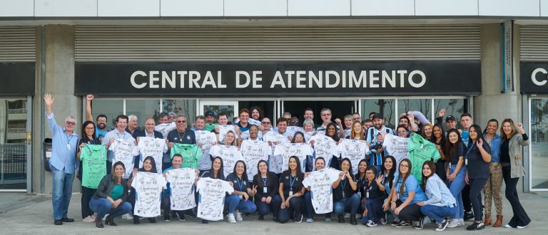 Grêmio celebra a meta dos 100 mil sócios com autógrafos em camisa de jogo
