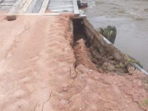 Chuvas colocam em risco o trânsito na Ponte da Tafona, no Piquiri