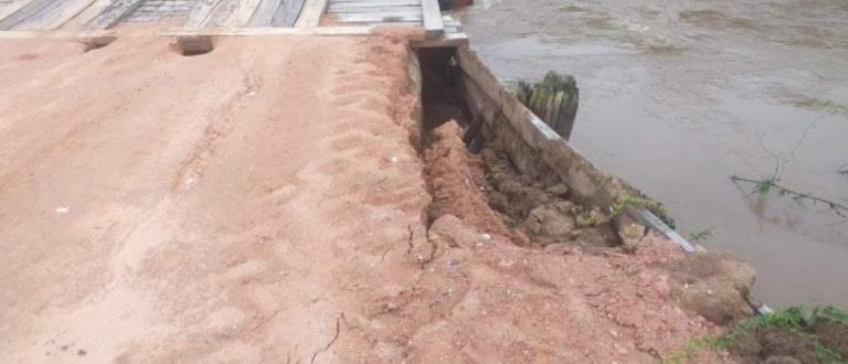 Chuvas colocam em risco o trânsito na Ponte da Tafona, no Piquiri