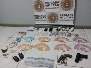 BM de Rio Pardo prende trio com drogas e mais de R$ 10 mil