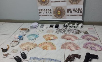 BM de Rio Pardo prende trio com drogas e mais de R$ 10 mil