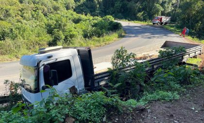 Caminhão com barra quebrada sofre acidente na ERS-400