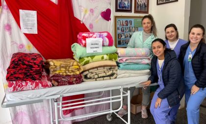 Departamento de Servas da Paz da Várzea doa cobertores ao Hospital Paraíso