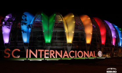 Beira-Rio iluminado com as cores da bandeira LGBTQIA+