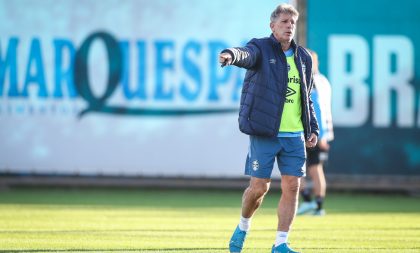 Com portões fechados, Renato Portaluppi comanda treino tático no CT Luiz Carvalho